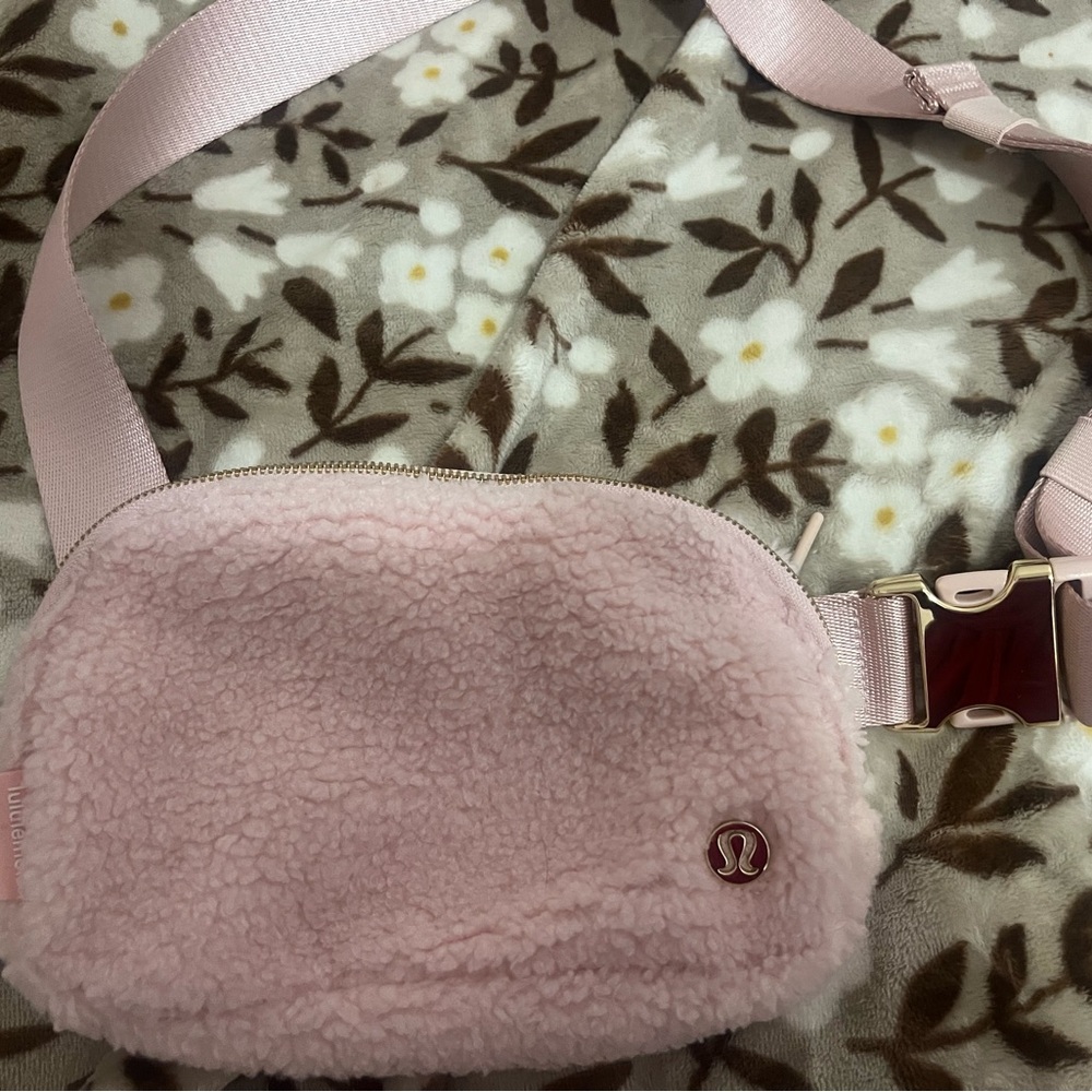 Pink Mist 1L Lululemon Belt Bag - Picture 3 of 3